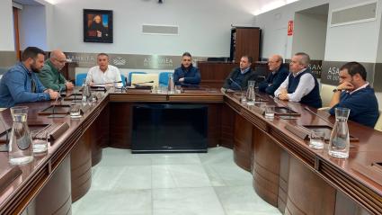 Imagen de la reunión mantenida este lunes entre miembros de Unidas por Extremadura y trabajadores de la empresa Leda