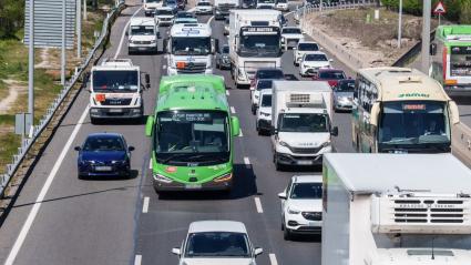 Decenas de vehículos durante la operación salida por las vacaciones de Semana Santa, en la A-4, a 27 de marzo de 2026, en Madrid