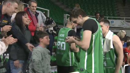 Jugadores del Cáceres con la afición tras la victoria ante Gijón