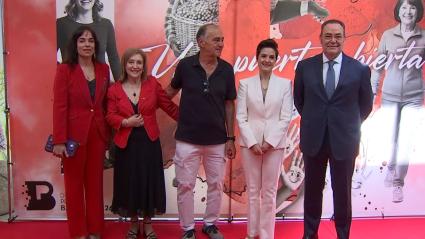 La presidenta de la Diputación de Badajoz con los premiados con la Medalla de Oro de la Provincia