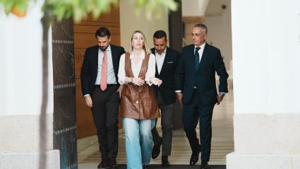 Un acuerdo, ha explicado la presidenta de la Junta en funciones, María Guardiola, formado por 74 medidas en las que ambos partidos han acercado posturas "más allá de las diferencias ideológicas". 