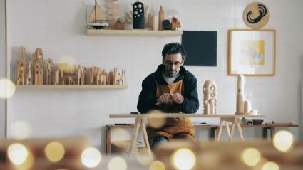 Un emprendedor trabajando en su  estudio 