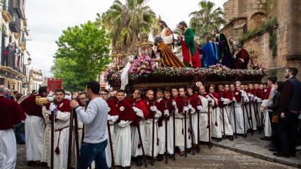 Paso de la Sagrada Cena, que procesiona el Jueves Santo en Cáceres, en una imagen de archivo