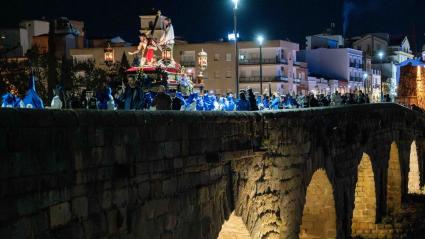 Procesión de las Tres Caídas a su paso por el Puente Romano de Mérida