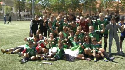 El Sport Extremadura celebra la victoria y el ascenso logrado a Primera Federación