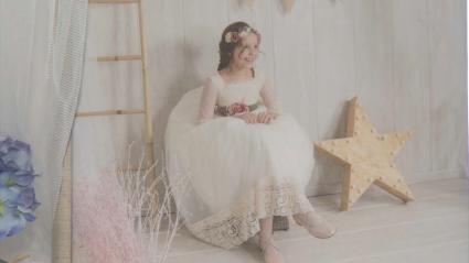 Una menor posa con su vestido de Primera Comunión en una imagen de archivo