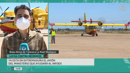 El avión ya se encuentra en su centro de operaciones, la base aérea de Talavera la Real. Momento del aterrizaje del avión. El periodista aparece en directo junto a la aeronave a pie de pista.