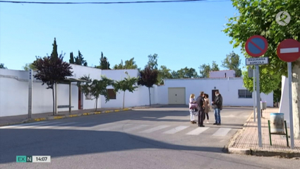 Los vecinos de esta pedanía pacense viven con cierta preocupación los dos positivos por coronavirus. Un grupo de vecinos conversa en una calle de Sagrajas manteniendo la distancia interpersonal y con mascarillas.