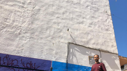 El artista urbano, Brea, delante del muro en el que homenajeará a los trabajadores de la pandemia