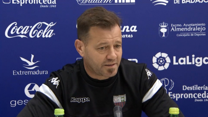 Manuel Mosquera, técnico del Extremadura, en rueda de prensa.