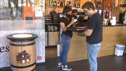 Interior de un bar de Cáceres que ha reforzado su plantilla este verano