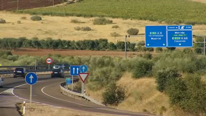 Varios coches circulando por la autovía A-5 a su paso por Mérida.