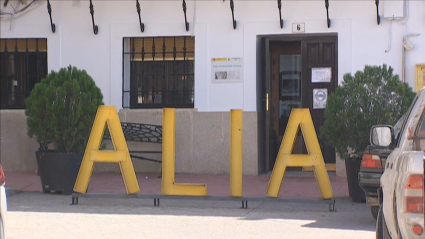 Letras formando la palabra Alía situadas en la plaza del municipio