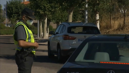 Control de la Guardia Civil en la entrada a Alcántara por la EX-207