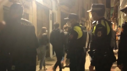 Agentes de la Policía Local de Plasencia vigilan que se cumplan las medidas de seguridad anti-covid19