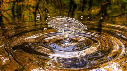 Gota agua cae en rio.