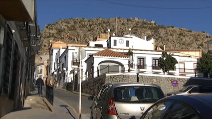 El Ayuntamiento de Hornachos ha pedido a sus vecinos que limiten sus salidas lo máximo posible. Fachada del Ayuntamiento con la Sierra Grande de Hornachos al fondo. Plaza de España vacía en la localidad pacense de Hornachos.