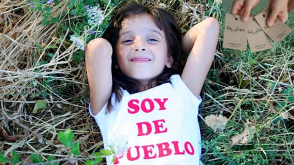 Niña con camiseta "Soy de pueblo"