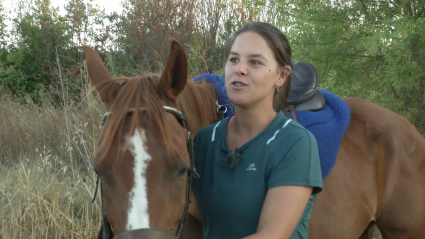 Carlota Castillo junto a su caballo