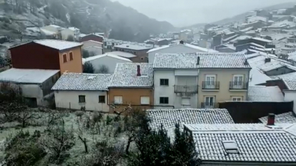 Tornavacas ha amanecido cubierta por un manto blanco de nieve