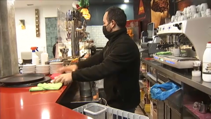 Imagen de un camarero trabajando en una cafetería