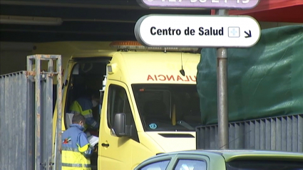 Ambulancia sanitaria en las inmediaciones del centro de salud de San Vicente de Alcántara.