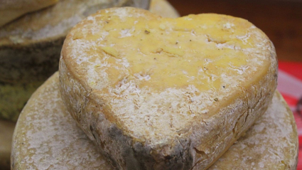 queso con forma de corazón