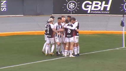 Los jugadores del CD Badajoz celebran el segundo tanto ante el Extremadura.