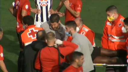 Fernando Estévez atendiendo al jugador del Talavera Adighibe.