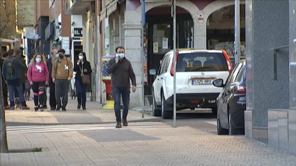 Gente por la calle con mascarilla