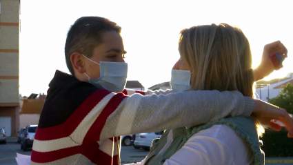 Joven con autismo abraza a su madre