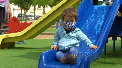 Iván Lozano, niño con acondroplasia en un tobogán. Inclusives Plena Inclusión Villanueva de la Serena. Extremadura