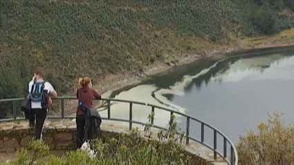 Una pareja de turistas en un mirador del GeoparqueVilluercas-Ibores-Jara