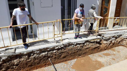 Vecinos de Mérida visitan el mosaico romano encontrado en plena calle