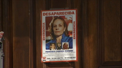 Cartel de la desaparición en la puerta de su domicilio.