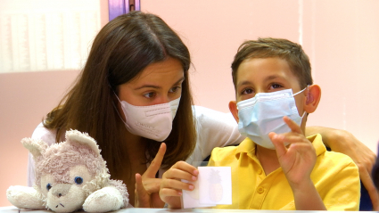 mediador comunicativo, personas sordas, niño con audífono, FEXAS, Extremadura, Cáceres, lengua de signos, discapacidad auditiva, Adecosor, agente de desarrollo de la comunidad sorda