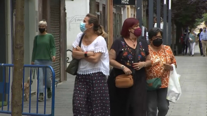 Extremeños y extremeñas paseando por Badajoz.