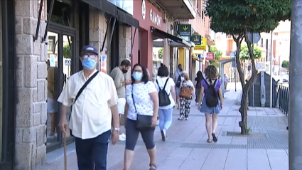 Gente paseando por Plasencia.