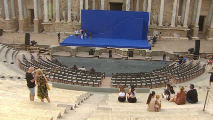 Turistas en el Teatro Romano de Mérida viendo los ensayos de 'Edipo'