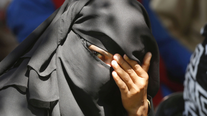 Mujer con burka negro