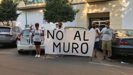 Miembros de la plataforma 'No al muro' protestando en Navalmoral de la Mata