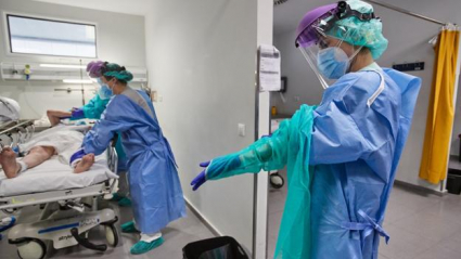 Sanitarios atendiendo a un paciente en la UCI