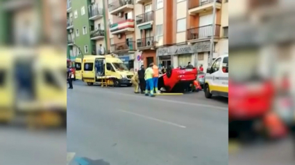 Imagen del coche volcado tras la colisión