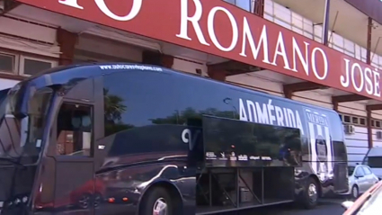 Imagen del bus del Mérida en las afueras del Estadio Romano José Fouto