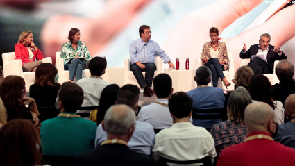 La vicepresidenta del Gobierno, Nadia Calviño (i) ,la ministra Reyes Maroto (2º i) la presidenta de Navarra , María Chivite (2º d) y el presidente de Extrmadura Guillermo Fernández-Vara. durante la mesa redonda “Avanzamos_ en Transformación Digital” que modera Manuel Escudero.(d) en la primera jornada del 40 Congreso Federal del PSOE que se celebra en Valencia