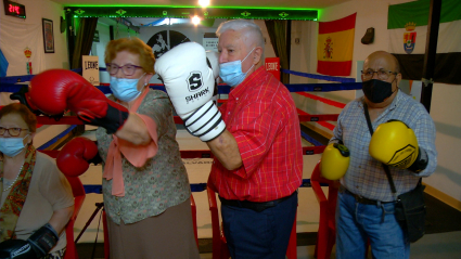 Personas mayores dependientes practicando boxeo inclusivo