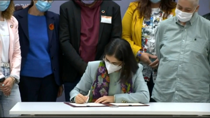 Carolina Darias firmando la orden ministerial