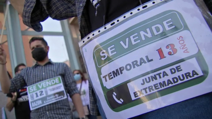 Protesta de interinos frente a la Asamblea de Extremadura