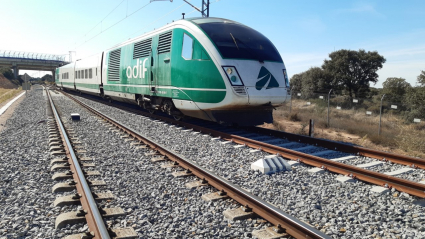 Tren probando la nueva infraestructura del tramo Plasencia-Badajoz