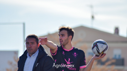 Juan Carlos Gómez, ya ex técnico del Don Benito, en su último partido en Montijo.